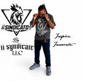 Person wearing a shirt with 'ii Sindicato' logo and text on a white background